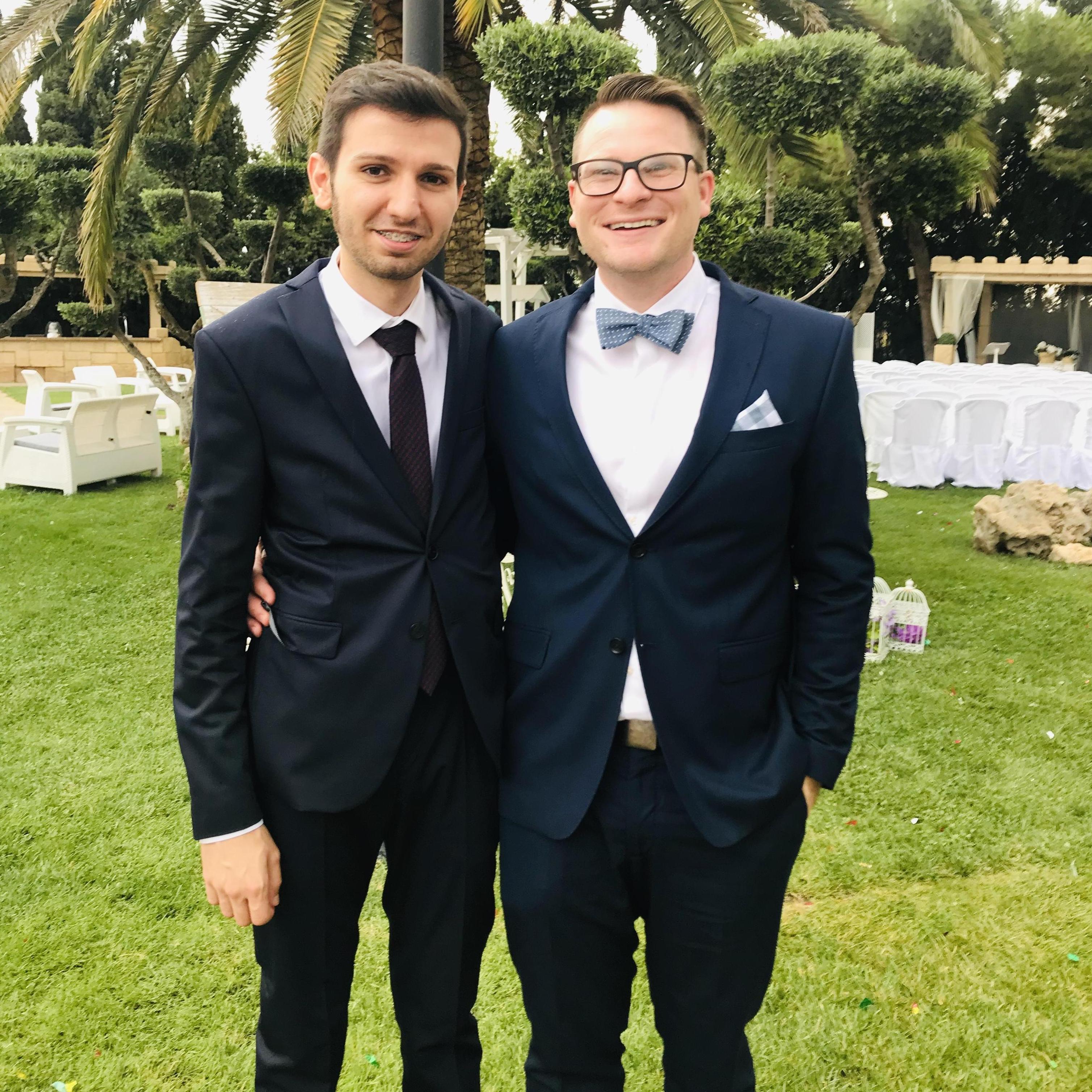 Celebrating our engagement at a friend's wedding near Zaragoza, Spain - July 2019
Celebrando nuestro compromiso en la boda de un amigo cerca de Zaragoza, España - julio de 2019