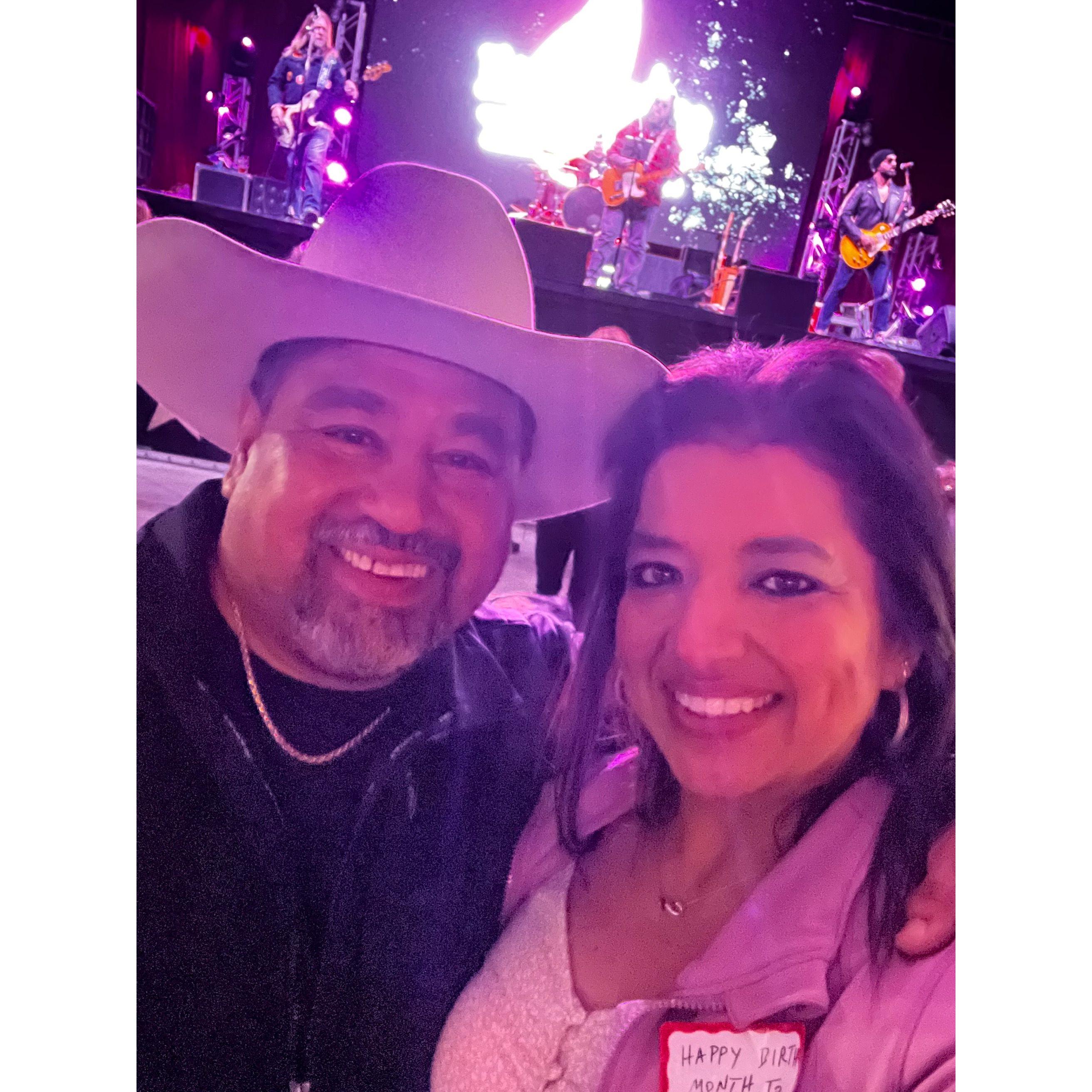 Outdoor Ashmore concert in Dallas...sans photo bomber.