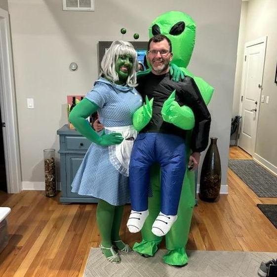 Halloween 2024 - the theme was 1950's sci-fi, so here you have a 50's alien housewife and her Earthly husband getting abducted back to the home planet 👽