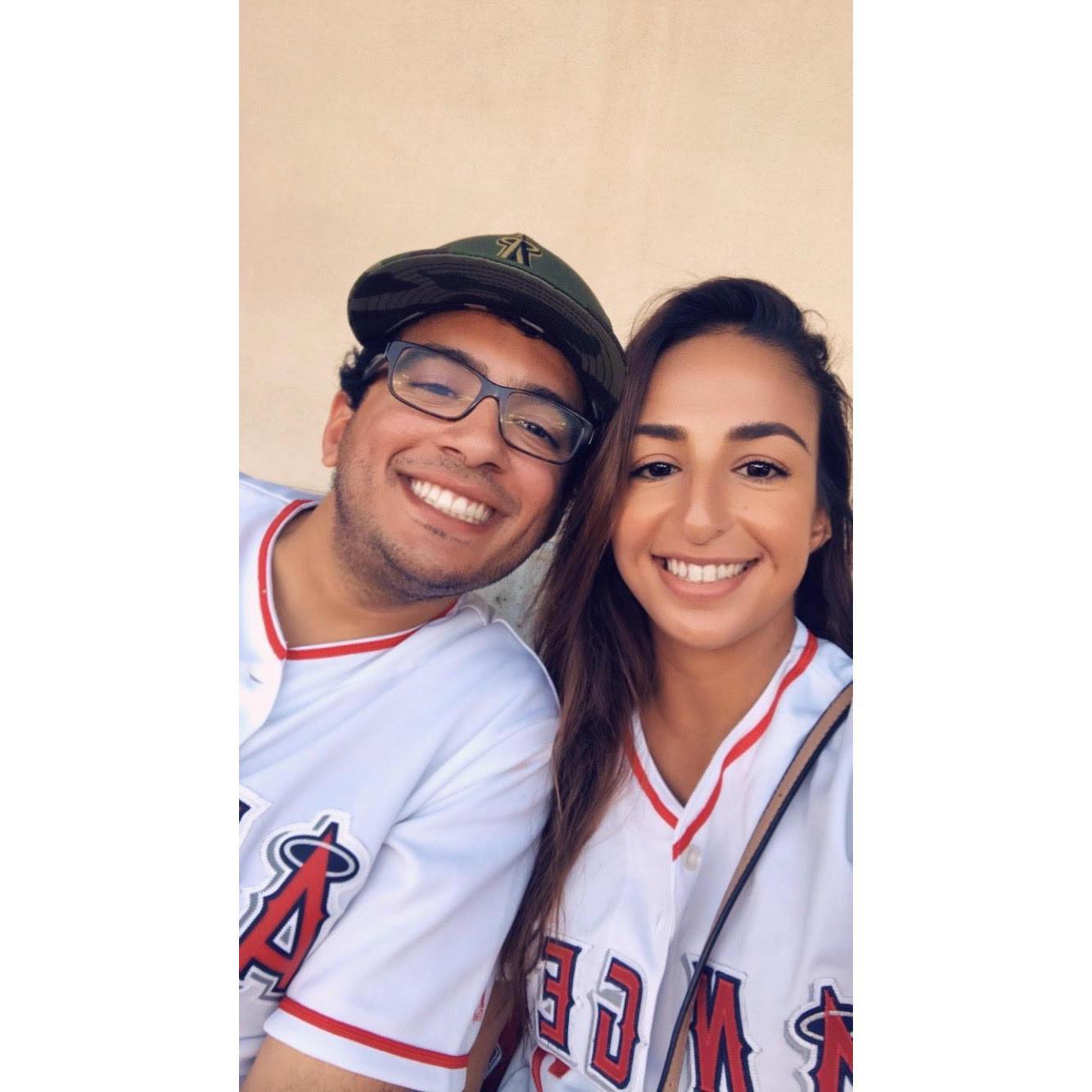 Ryan and I love to attend sporting events especially to see the Angels. Ryan y yo nos gusta mirar juegos deportivos en vivos, aquí miramos un juego de béisbol