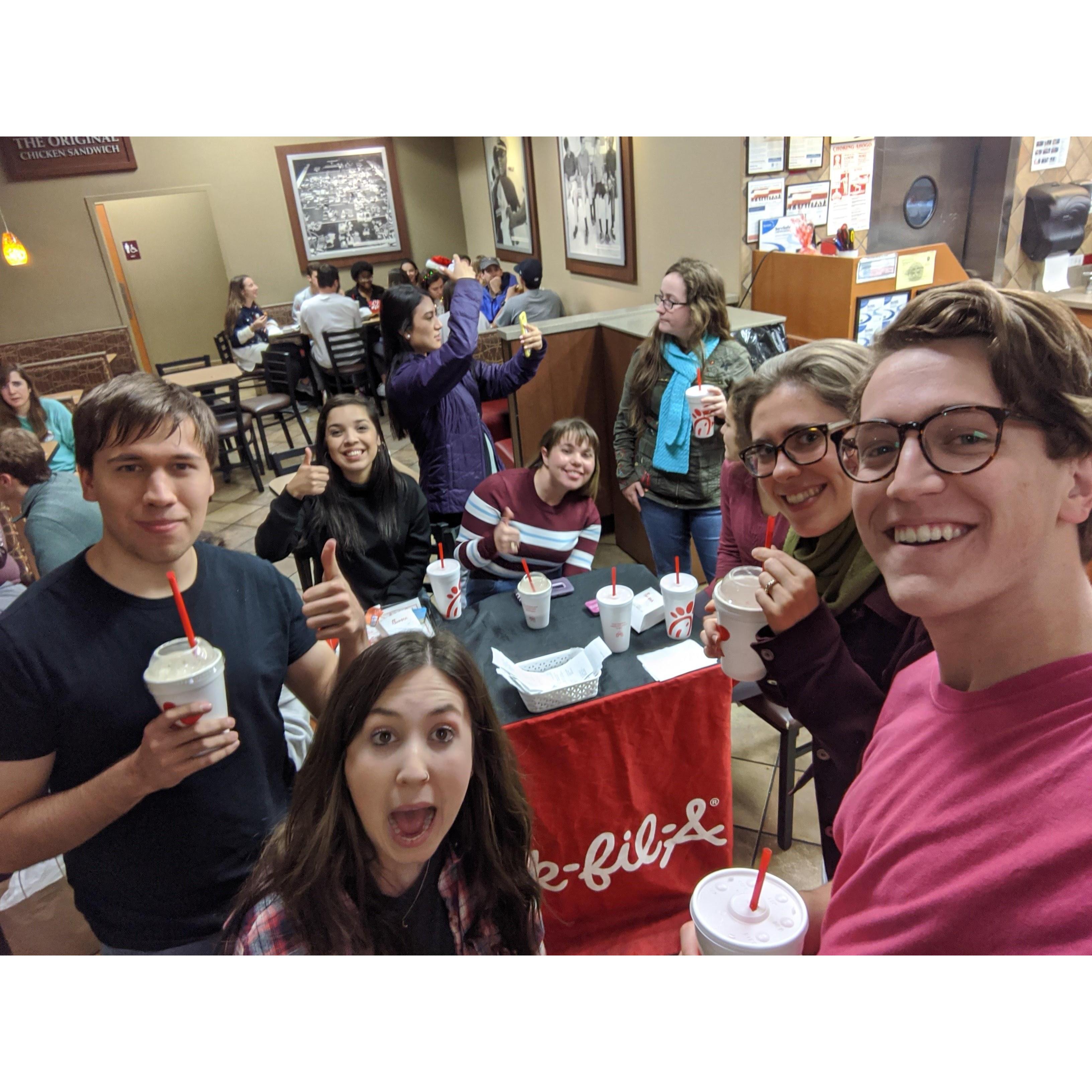 Hanging out with some friends from Pro-Life Aggies (the student org we were in). [12/2/19]

En compagnie de potes de l'association contre l'avortement dont nous faisions partie. [2/12/19]