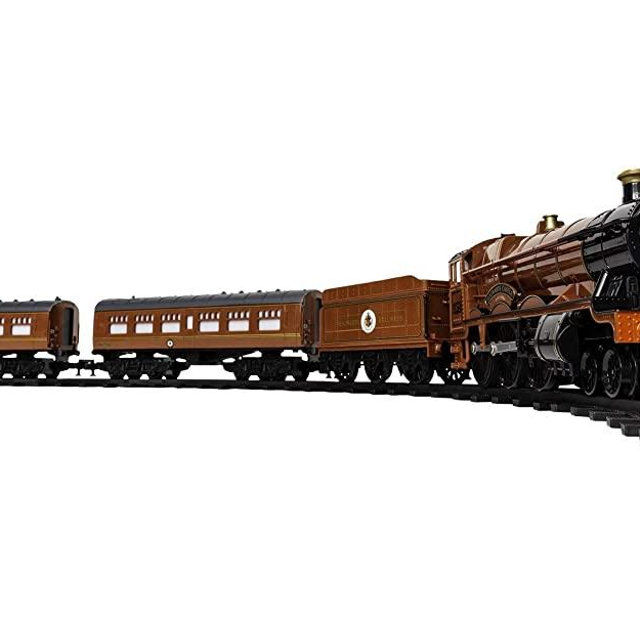 Lionel Hogwarts Express Ready-to-Play 4-6-0 Set, Battery-powered Model Train Set with Remote