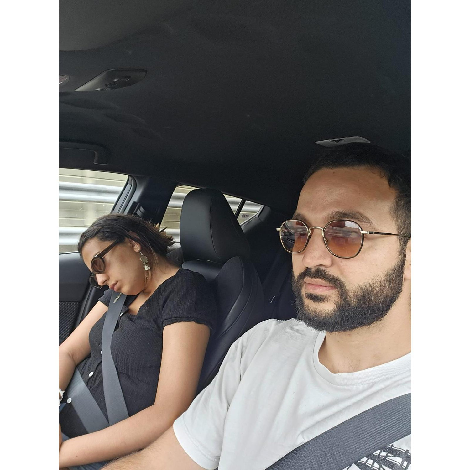 Le super pouvoir de Mounia.

Bilal a découvert très tôt le super pouvoir de Mounia :
dormir en toutes circonstances. Avion ? Concert ? Randonnée ? Discussion sérieuse ? Oui.