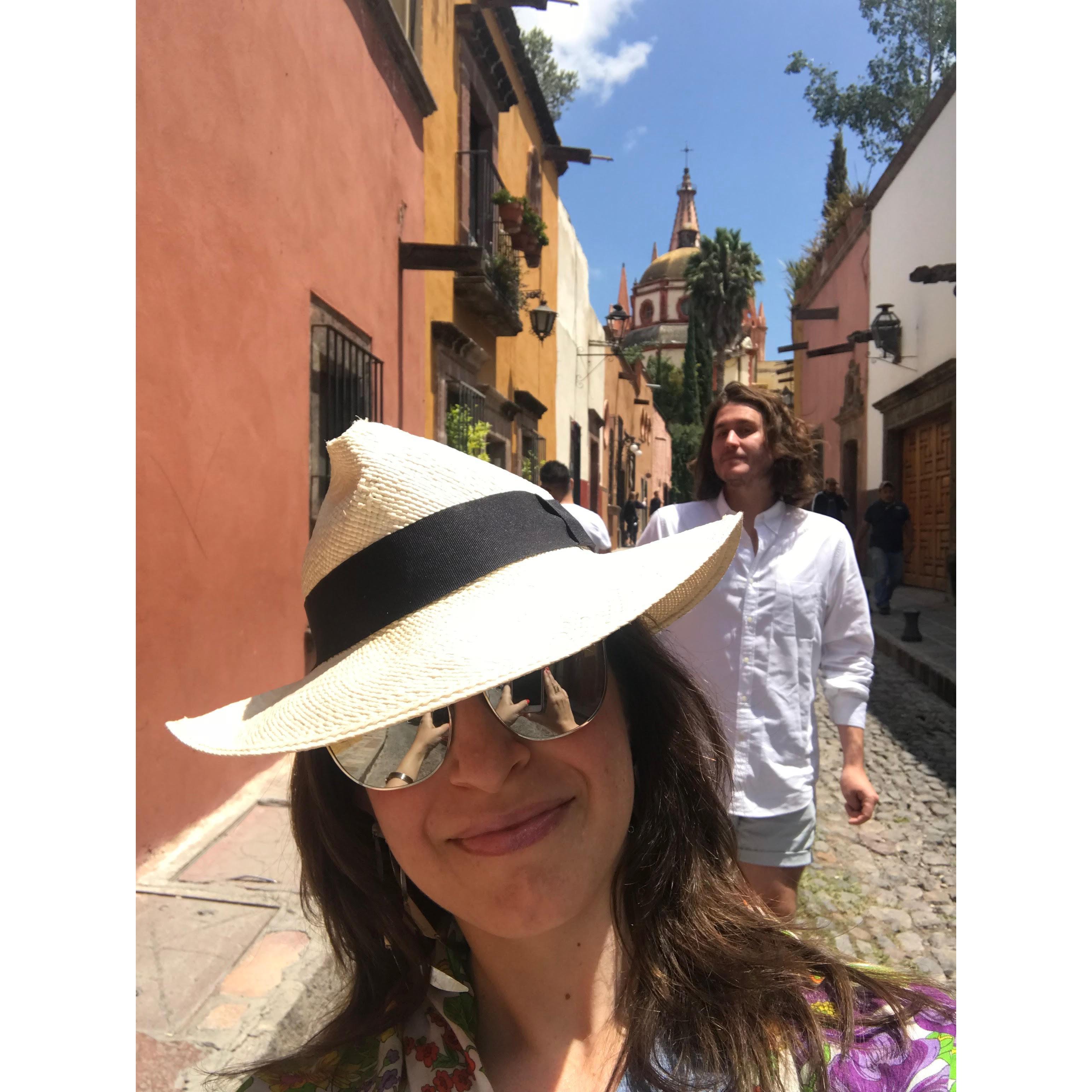 Jess looking like a chic Carmen San Diego while Steve searches for her. In San Miguel de Allende.