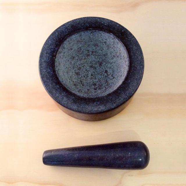 BLACK GRANITE MORTAR & PESTLE