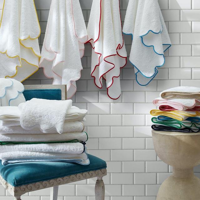Cairo Scallop Hand Towel, Red Trim