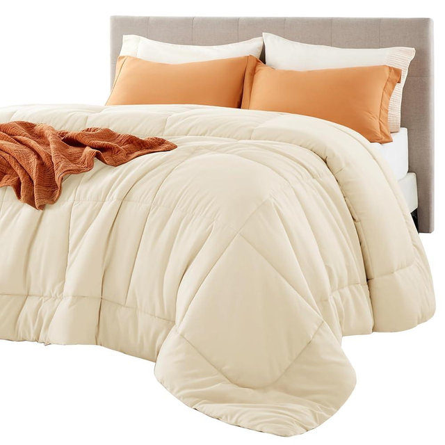 Bedsure Comforter Duvet Insert - Quilted Comforters Oversize Queen, All Season Duvet, Down Alternative Bedding, with 8 Tabs, Gifts for Women/Men, Cream,Oversize Queen 98 x 98 Inches