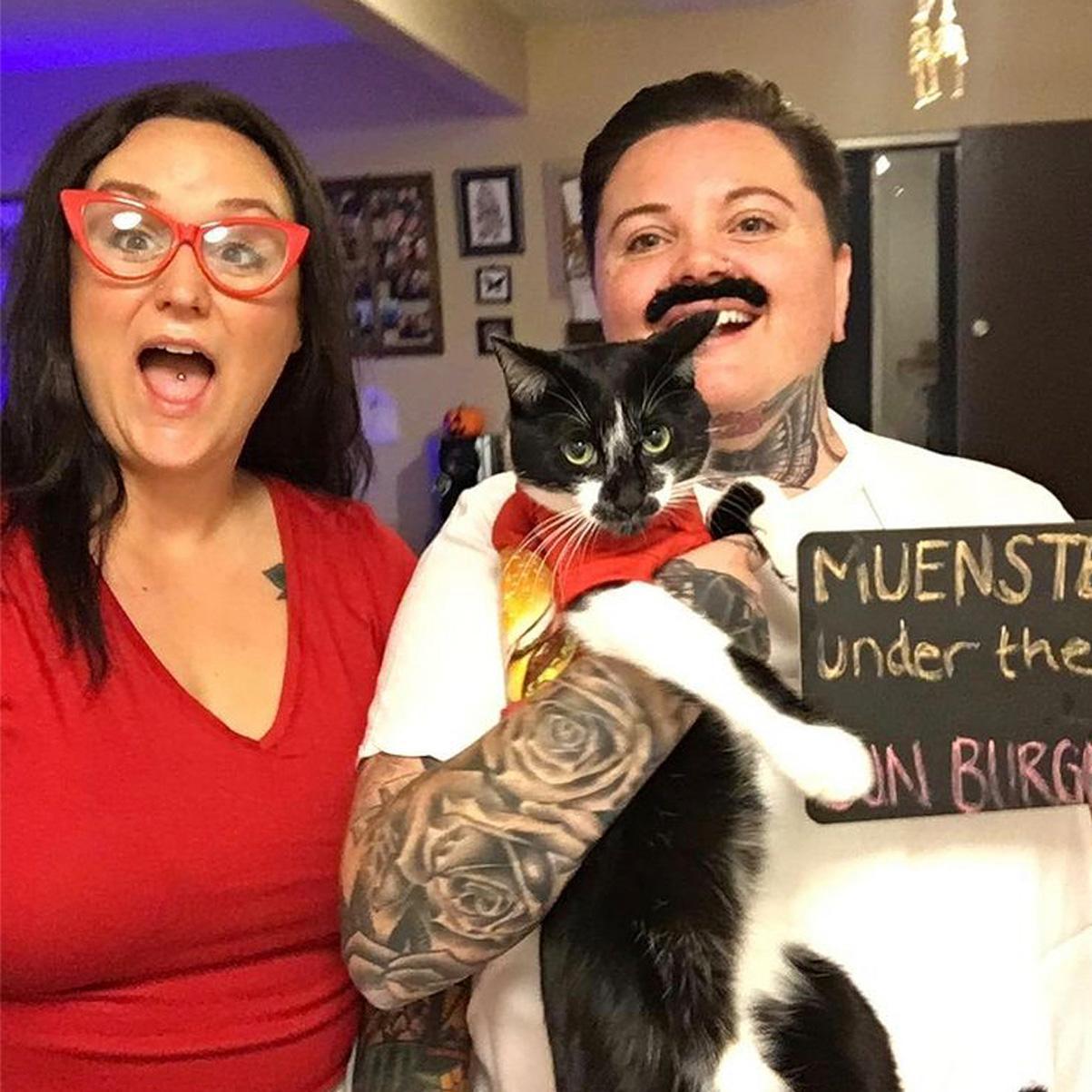 Our first Halloween Party 2017
Dressed as Bob and Linda Belcher with our cat "burger" companions