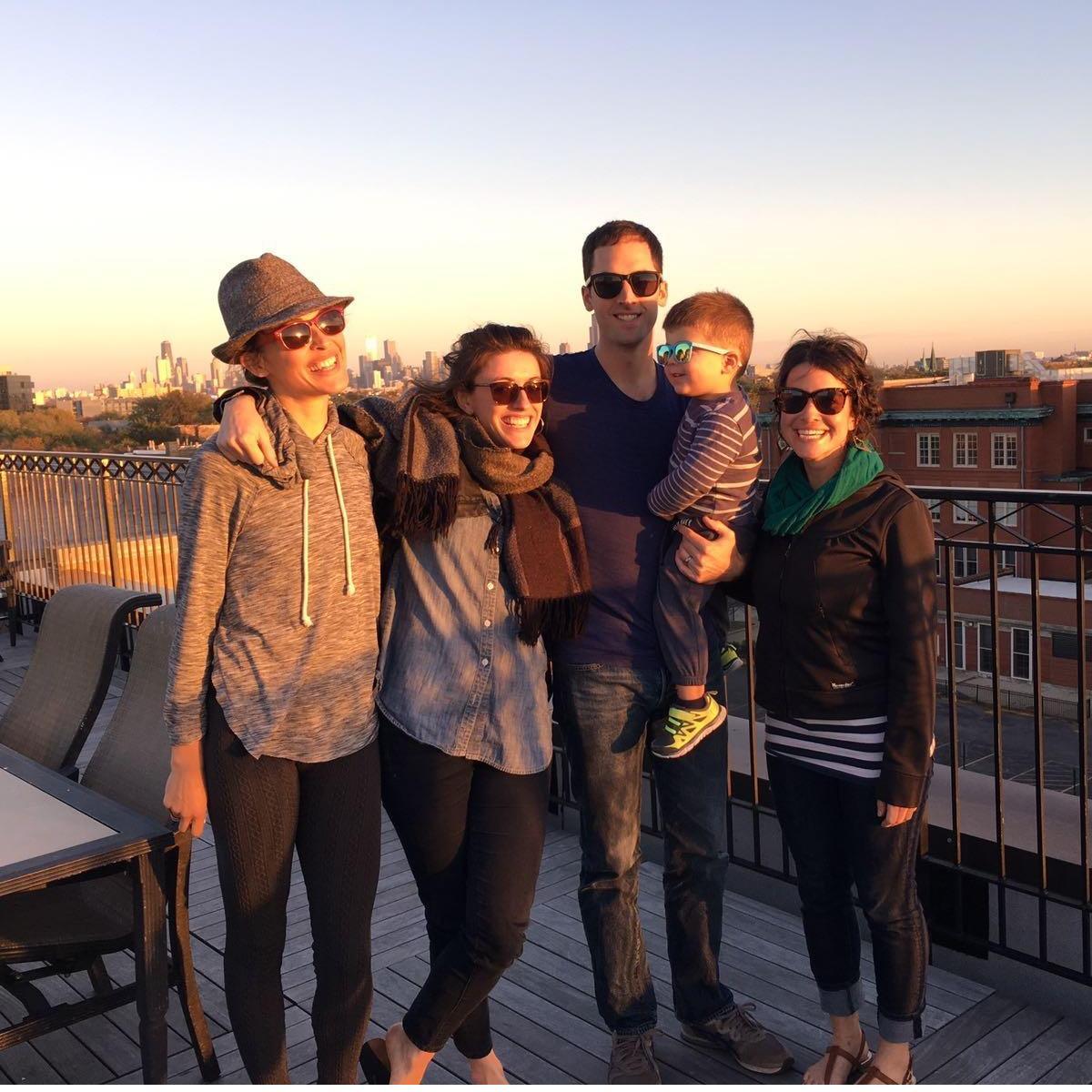 With college roommates/compañeros de cuarto de la universidad: Hannah, Nick and Lindsay. (+ Colin!).