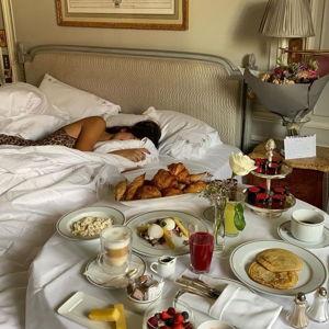 Breakfast(s) in bed