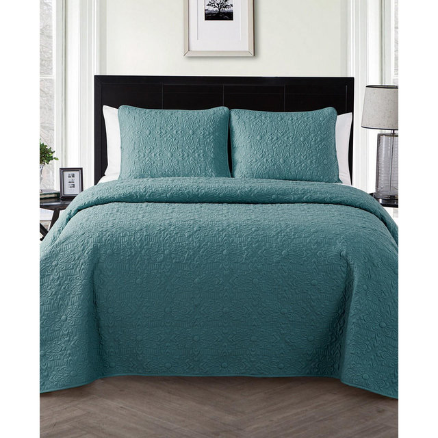 VCNY Home Caroline Embossed 3-Piece Full/Queen Quilt Set