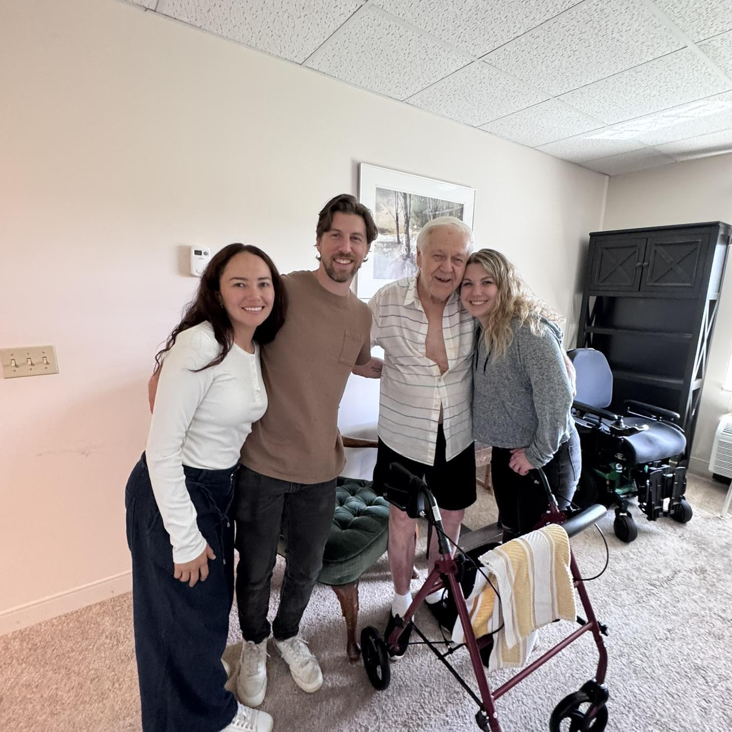 Visitando el abuelo de Zack con su hermana!