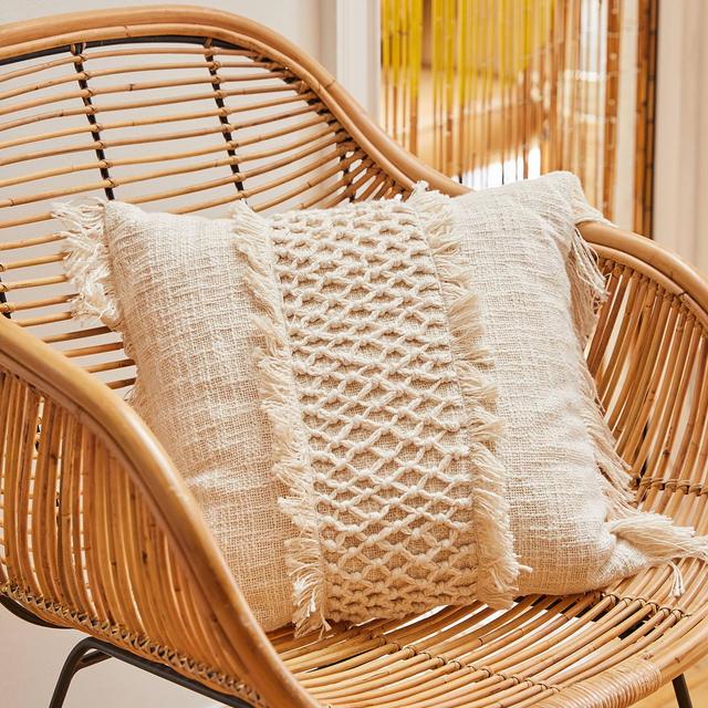 URBAN OUTFITTERS / Macramé Fringed Throw Pillow
