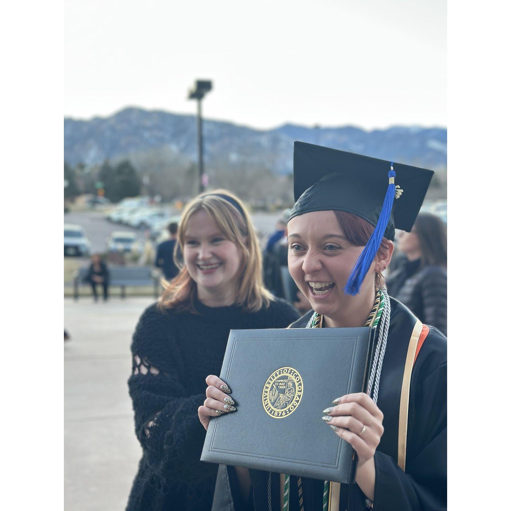 The most dynamic bestie duo at graduation! Honestly, Amanda wouldn’t even know where she’d be without Jess. 💕✨