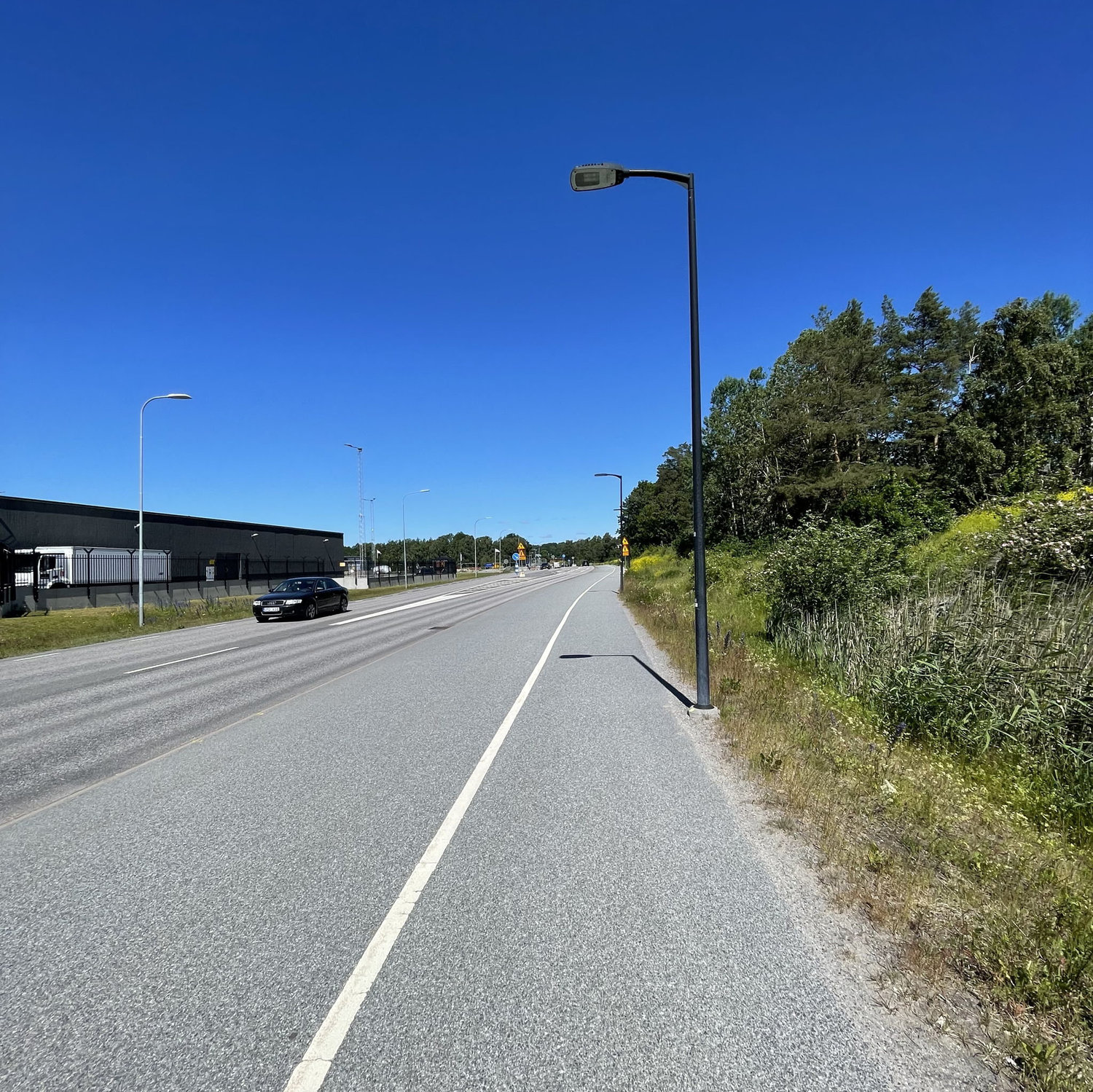 Gå längs höger sida av vägen ca 5-7 min tills ni kommit över en liten bro.