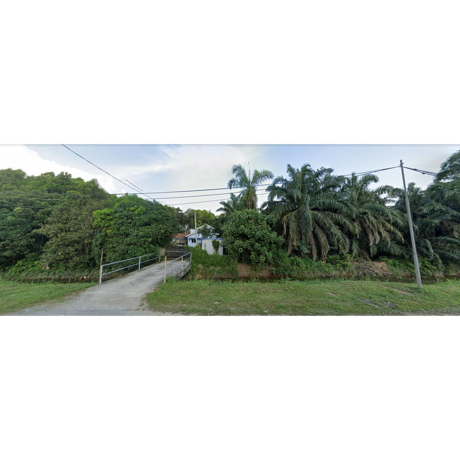 Jalan kaki ke kawasan belakang lot rumah untuk pergi ke Laman Gaharu Emas.