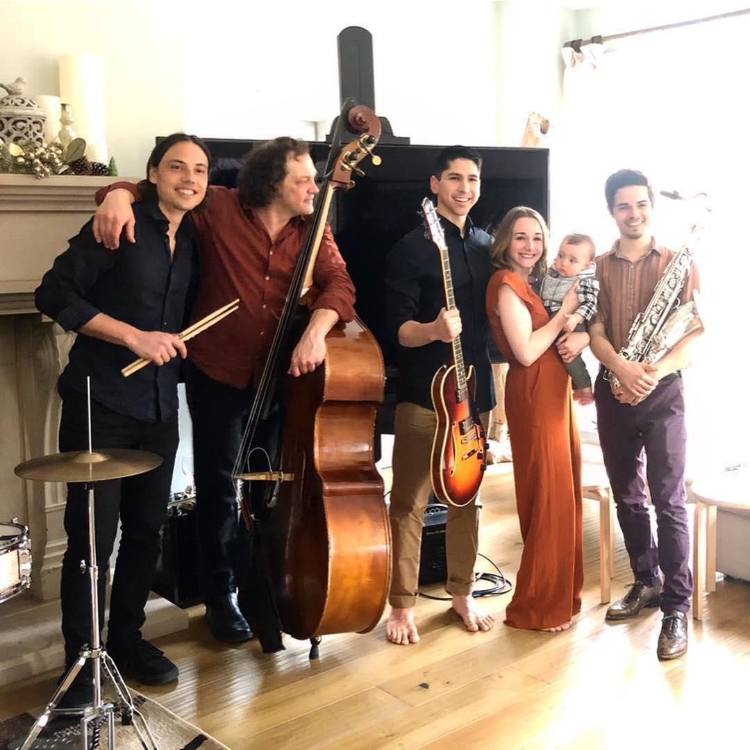 Pedro surprised Kik with a jazz quartet for their engagement!
Para la pedida, Pedro sorprendio a Kik con jazz en vivo.