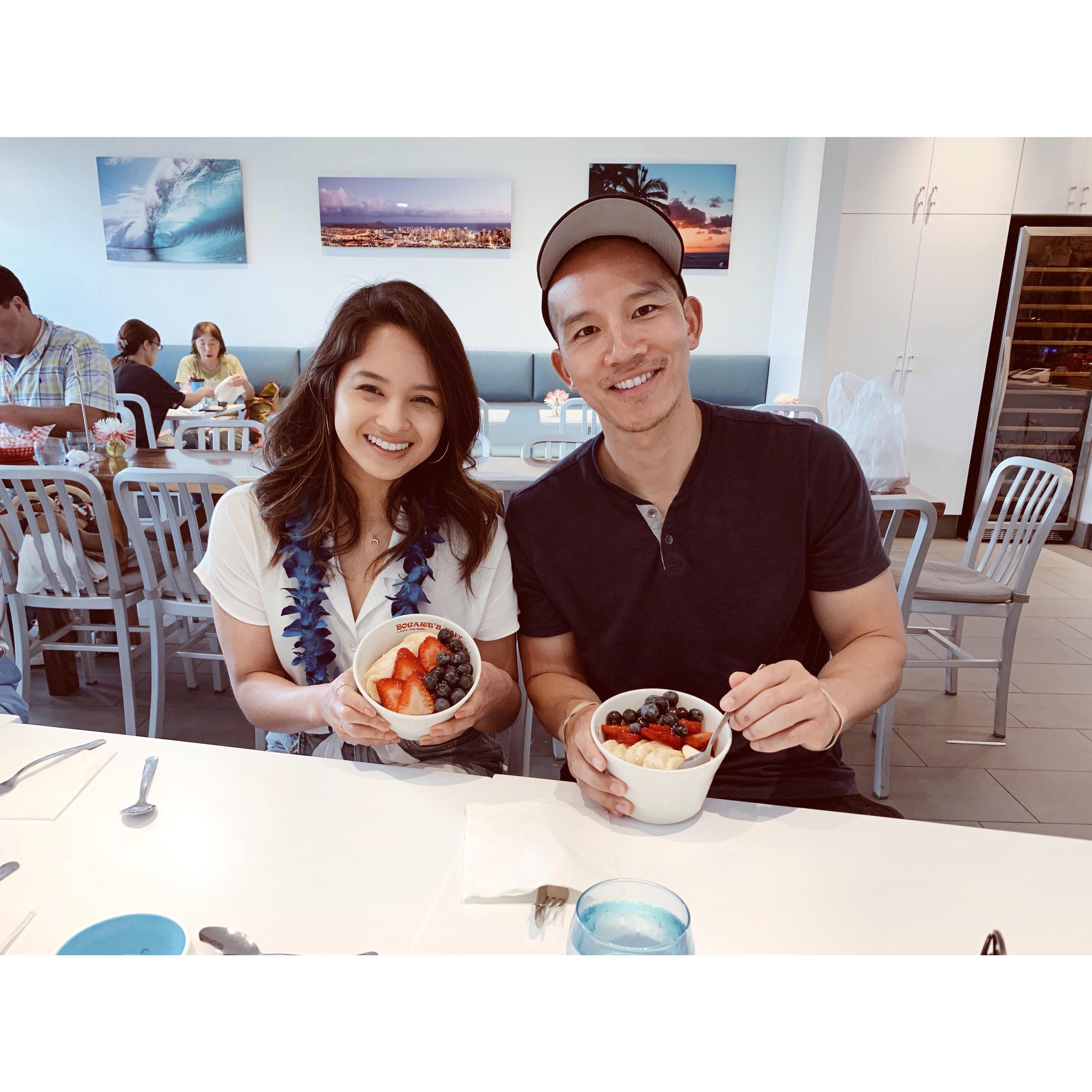 Arielle's first time in Hawaii and our first stop in Honolulu: Acai bowls at Bogart's