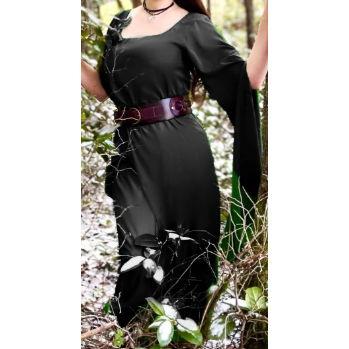 Merchant class! What's different? A belt of course! Belts are all the rage I hear and adding one immediately upgrades your standing! Maybe add a braid or two, some accessories for fun and your golden!