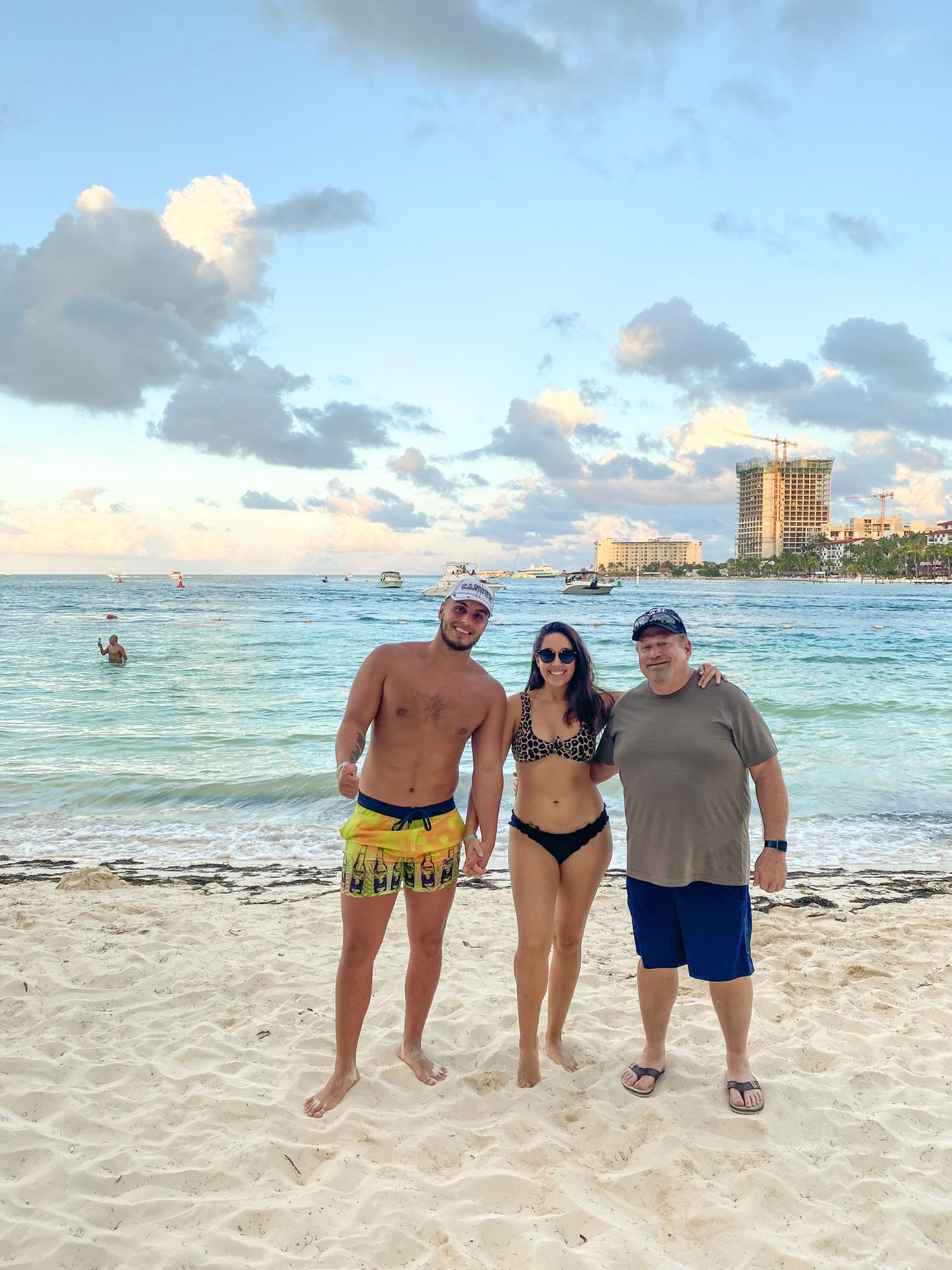 01/23/21 - Cancún trip! Daniel and Jackie shared this photo with Jackie’s Dad, Paul. ¡Viaje a Cancún! Daniel y Jackie compartieron esta foto con el papá de Jackie, Paul.
