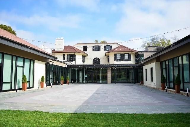 The Wedding Website of Lindsey Castle and Mario Lee