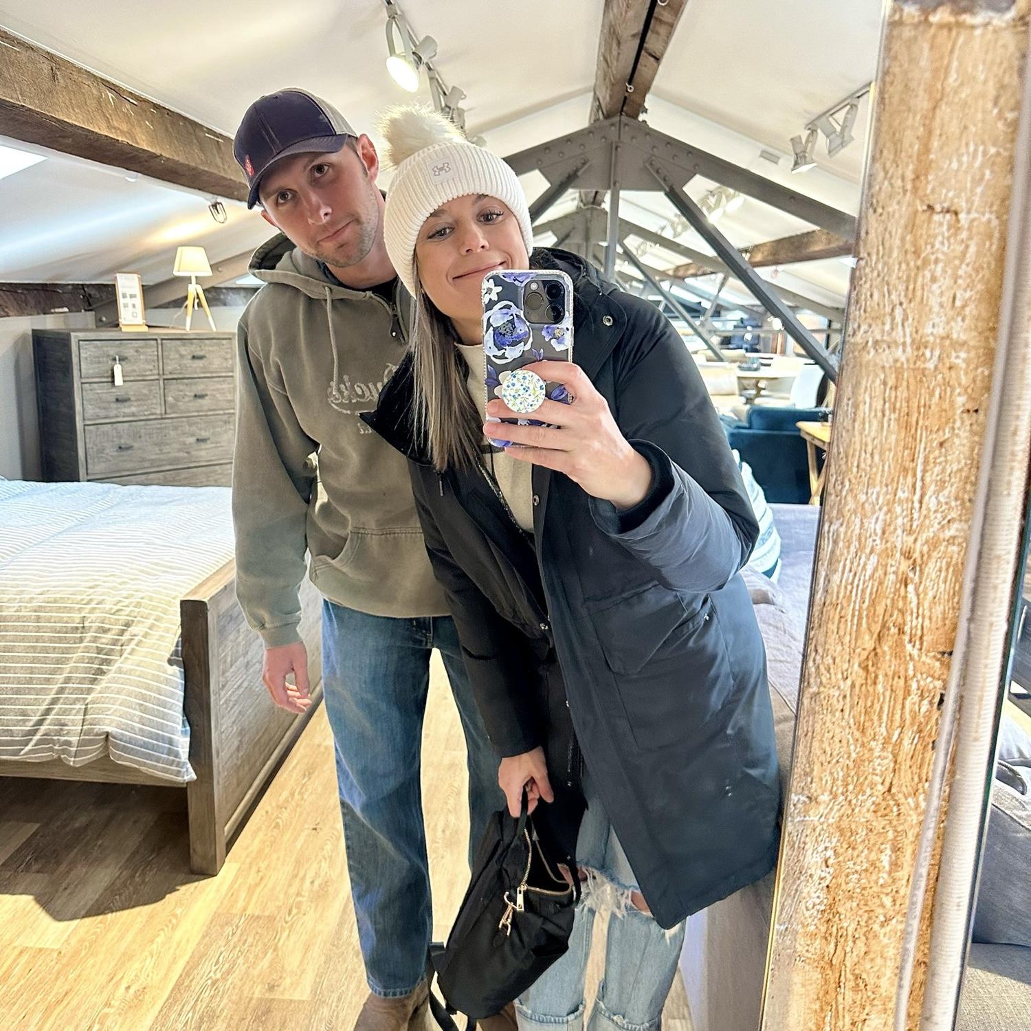 2022 - 👩‍❤️‍💋‍👨 After 6 years of friendship, we decide to have our first date.