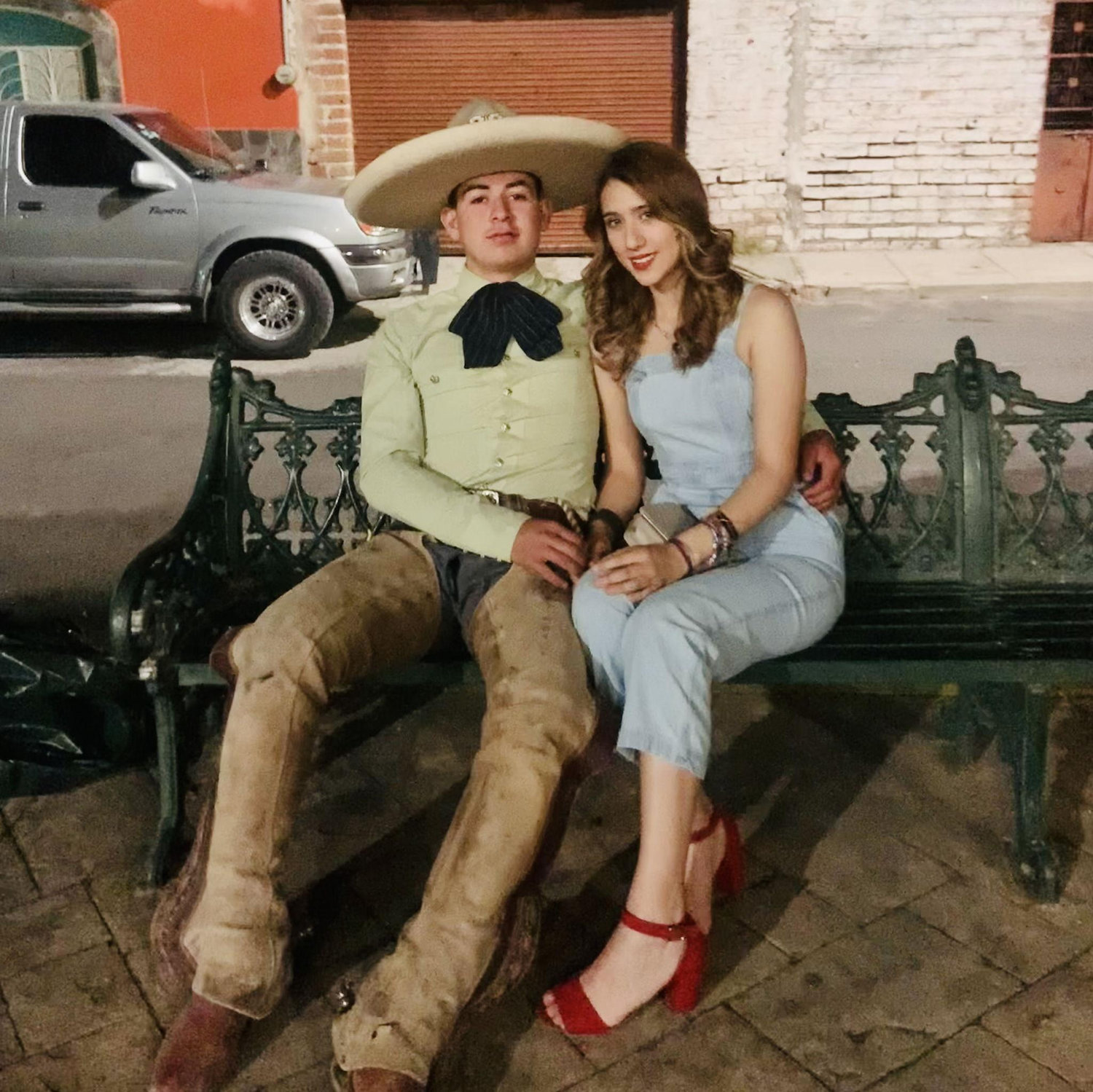 Ese dia aviamos llegado de una de sus charreadas fue el domingo y nos fuimos a dar la vuelta ala plaza vestido de charro 22 de mayo del 2022 y fue muy bonito dia