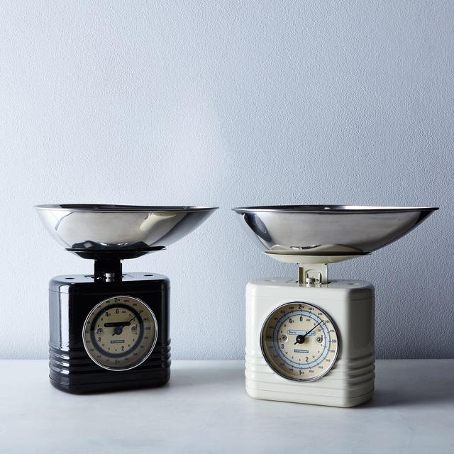Vintage-Style Kitchen Scale with Removable Pour Bowl