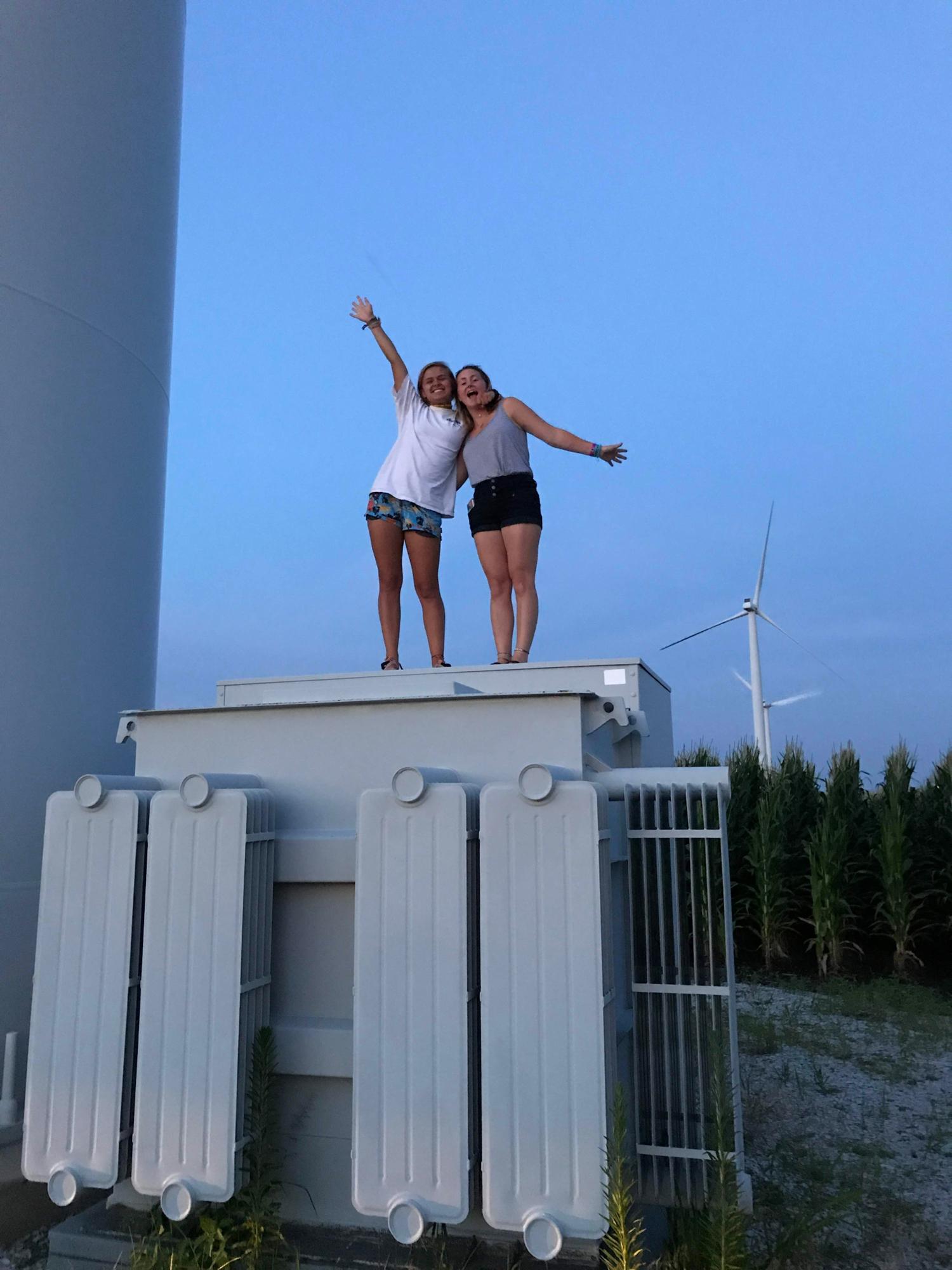 The summer Madison worked at camp with her bestie Caroline💛