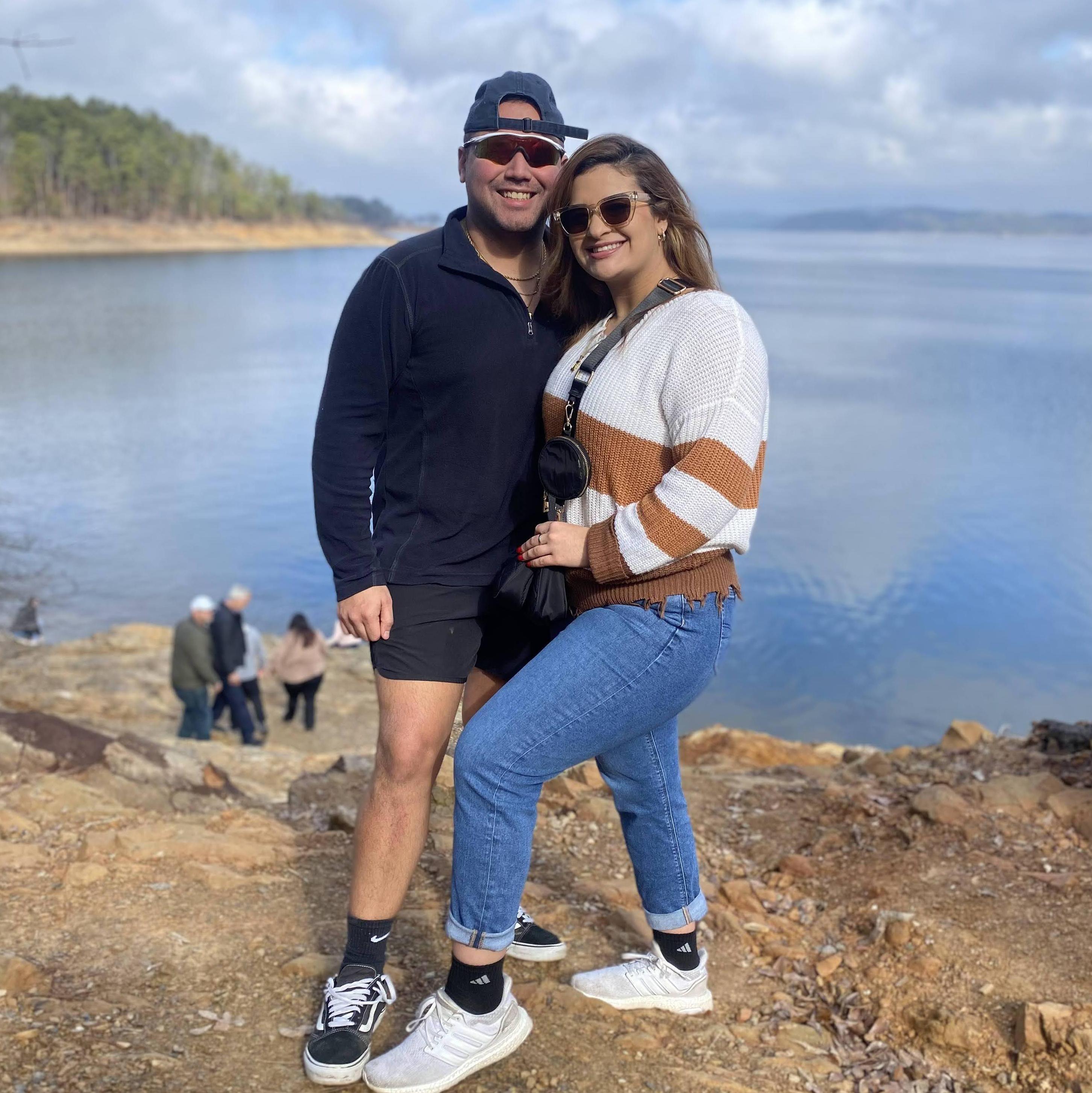 Their New Year family trip to Broken Bow, Oklahoma at Broken Bow Lake in  December 2022. 
¡Su viaje familiar de Año Nuevo a Broken Bow, Oklahoma en Broken Bow Lake en diciembre de 2022!