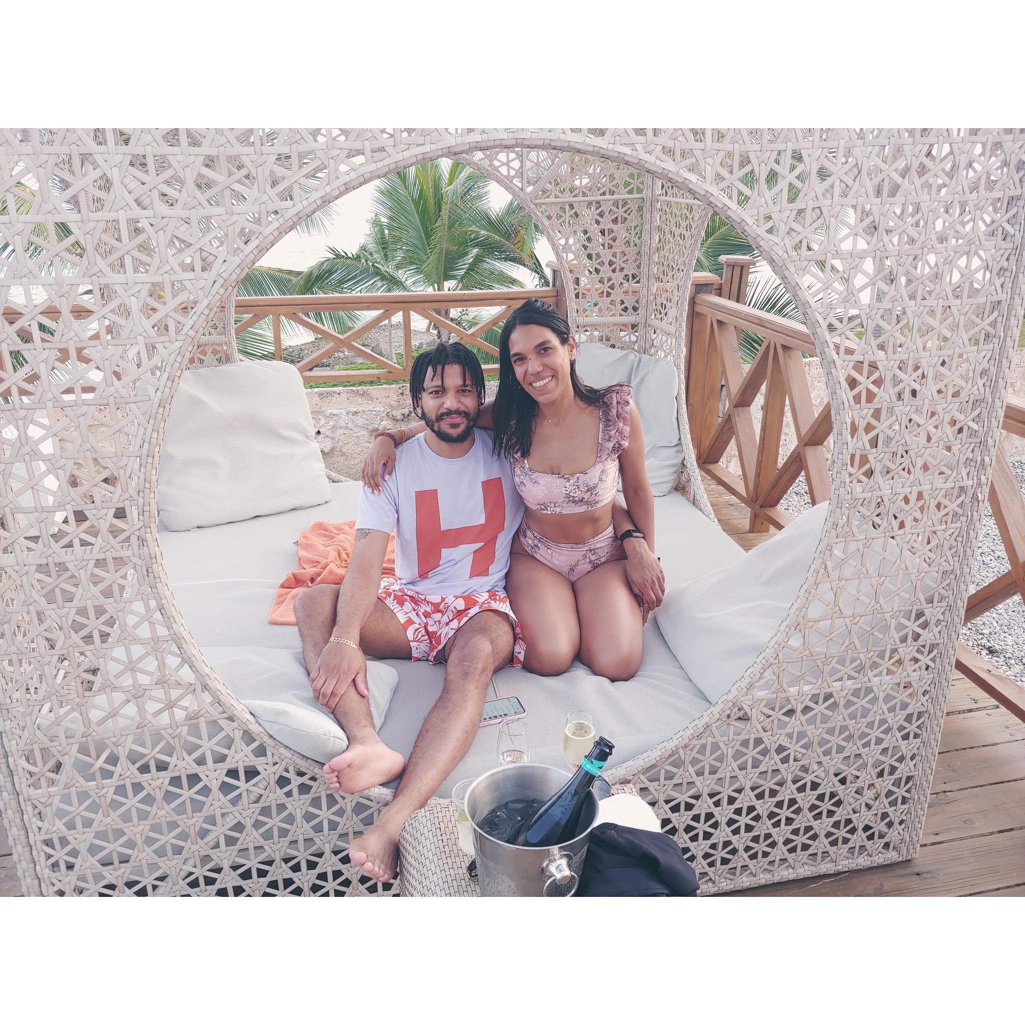 We match like villas and champagne. | Nosotros coincidimos como villas y champagne.