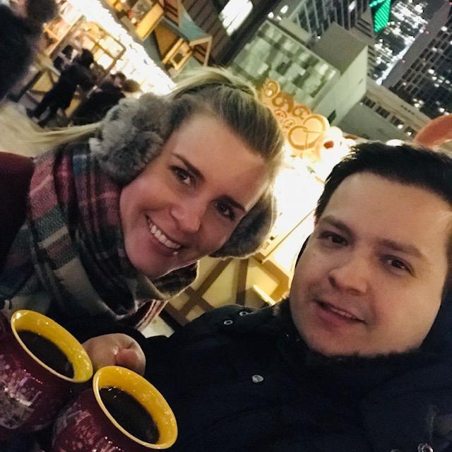 Drinking hot spiced wine at Christkindlmarket in Chicago!
Tomando vino caliente en el mercado Alemán Christkindlmarket en Chicago.