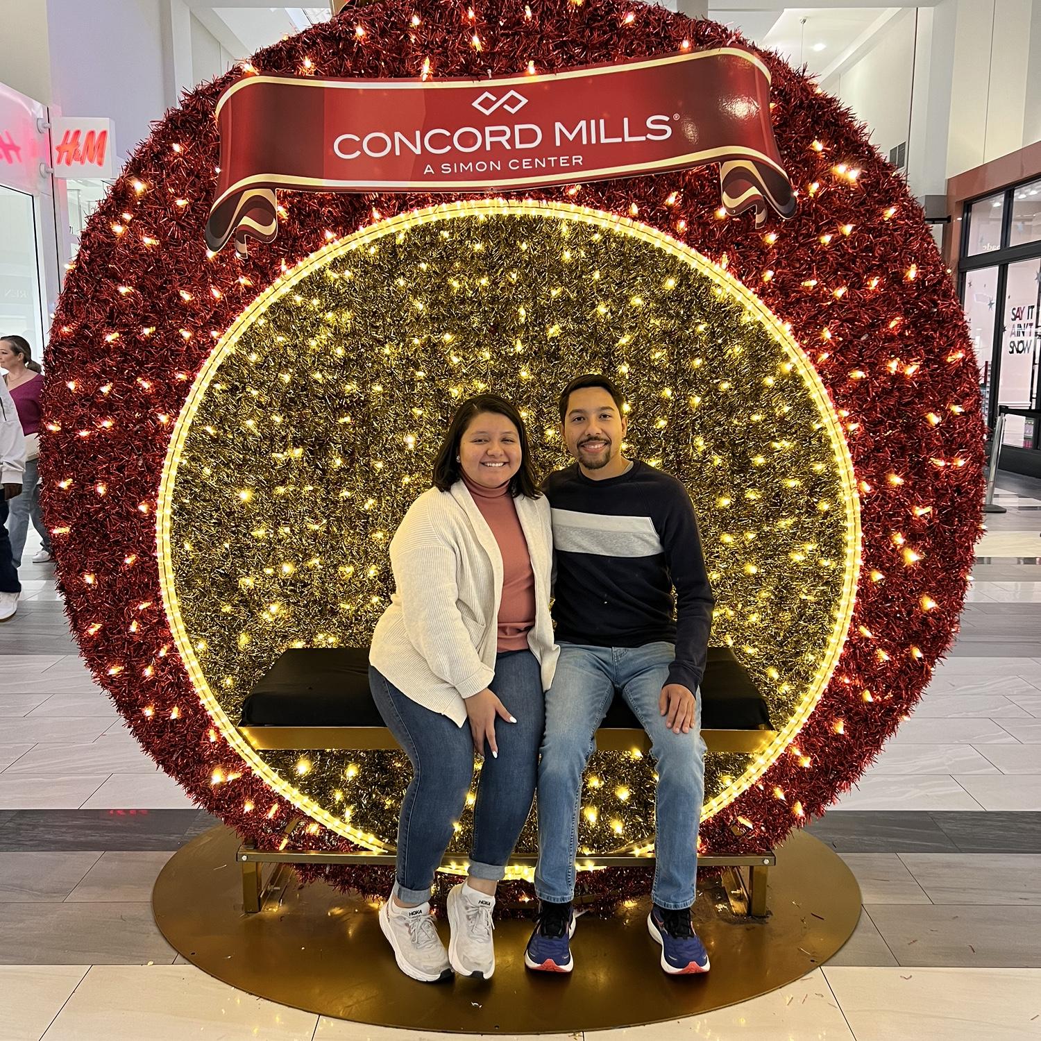 Spending another Christmas season together. / Pasando otra temporada navideña juntos.