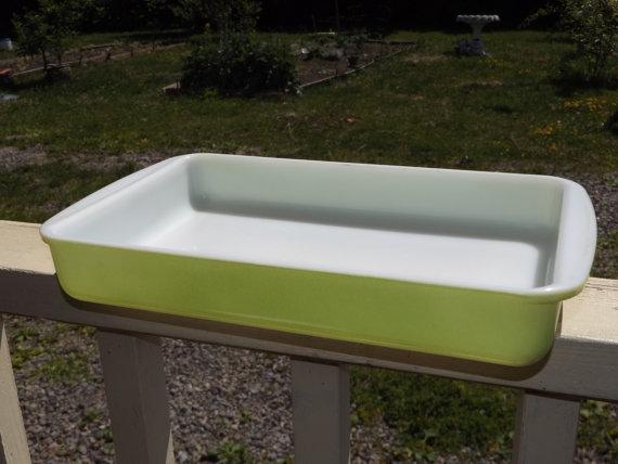 Vintage Pyrex Baking Dish - 2 qt