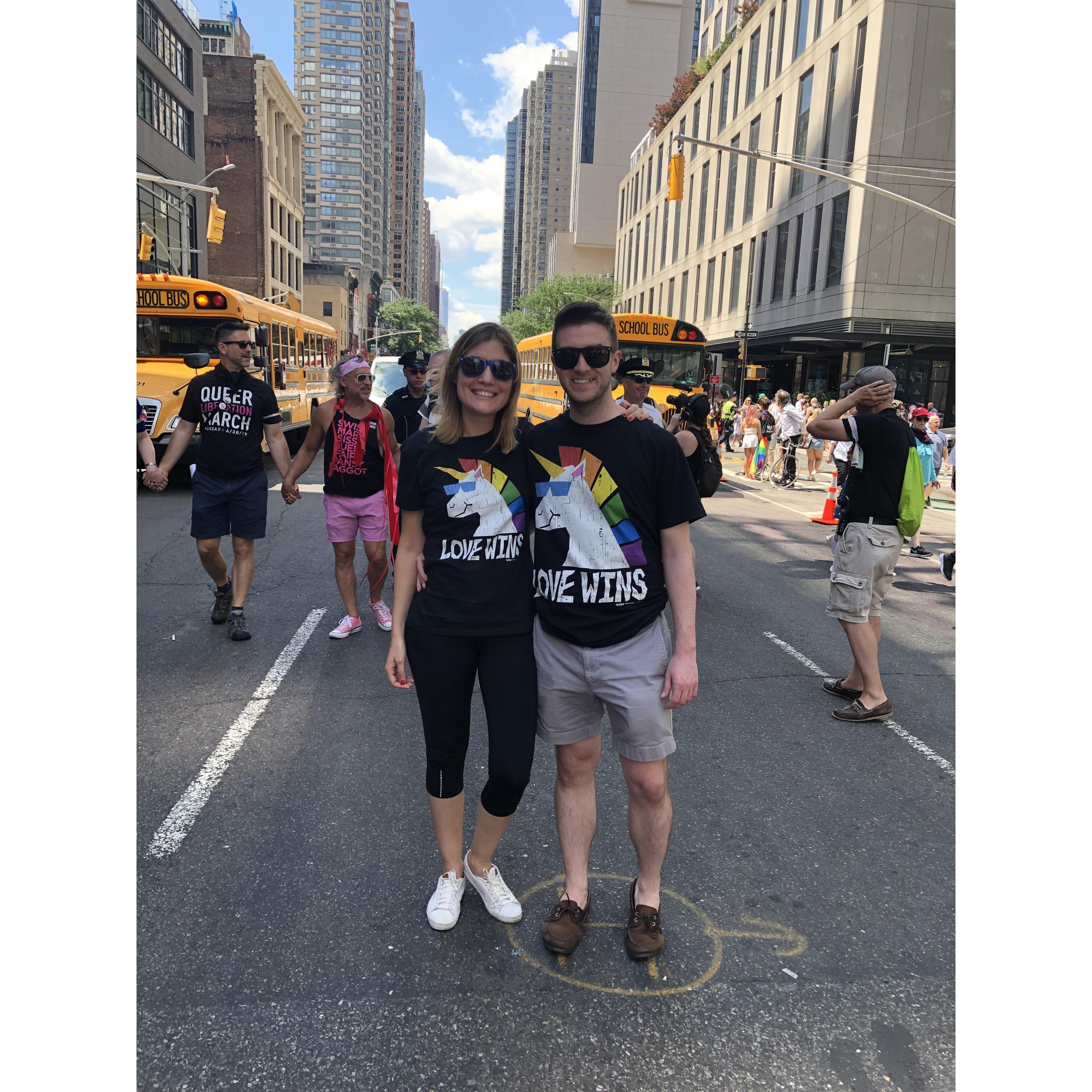 ¡En el Pride de Nueva York! Y ya que andamos por aquí.. 
NYC Pride! And while we are here..
Love is love,
ALL Black lives matter,
Women's rights are human rights,
No human is illegal,
Science is real.