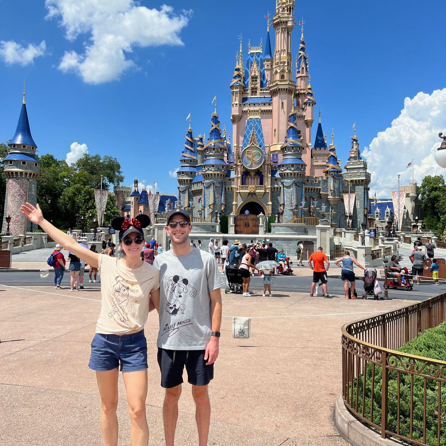 Fully embracing our childhood at Magic Kingdom during our Disney World era.

Volviendo a ser niños en Magic Kingdom durante nuestra era Disney World.
