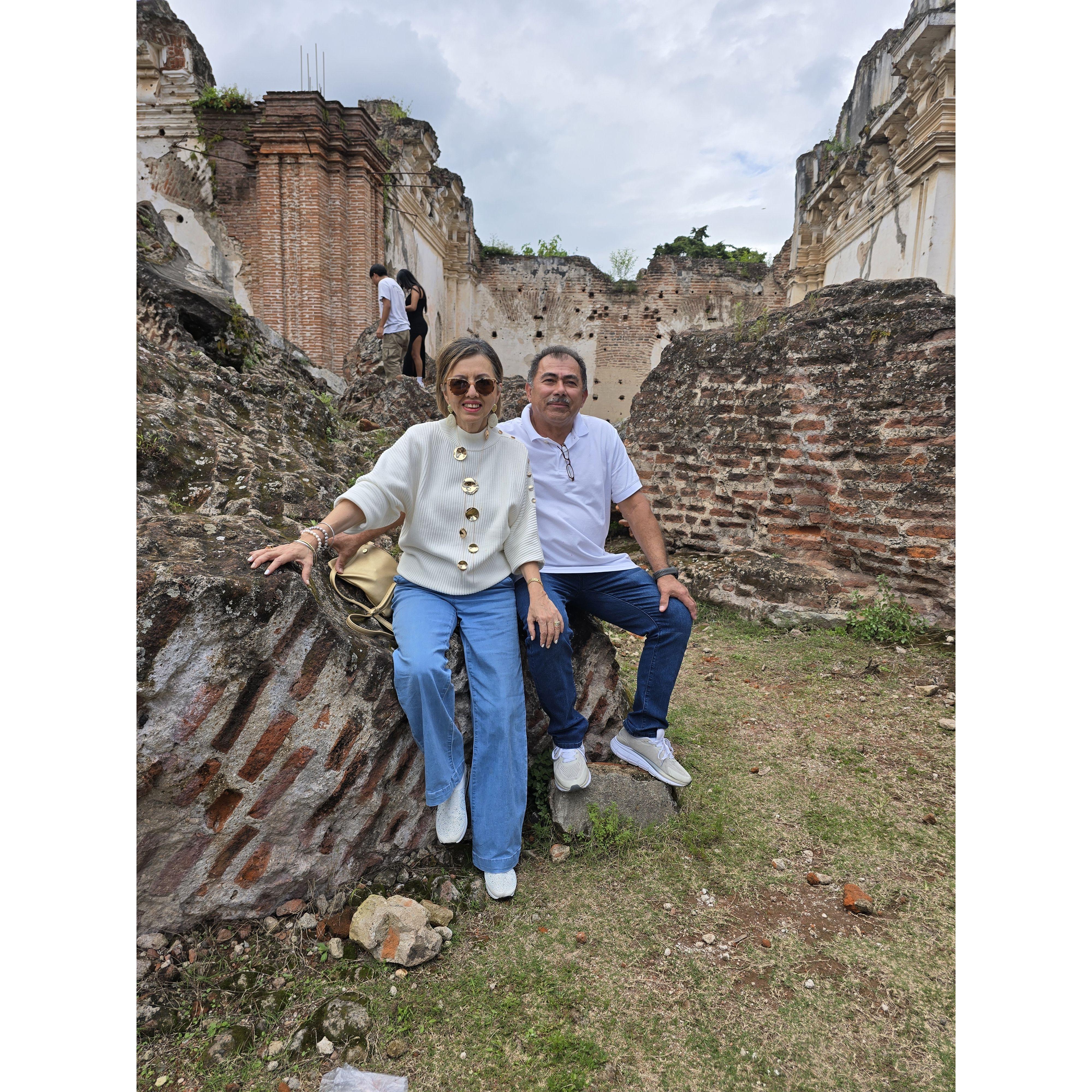 Visiting the ruins in Antigua / Vsitamos las ruinas en Antigua