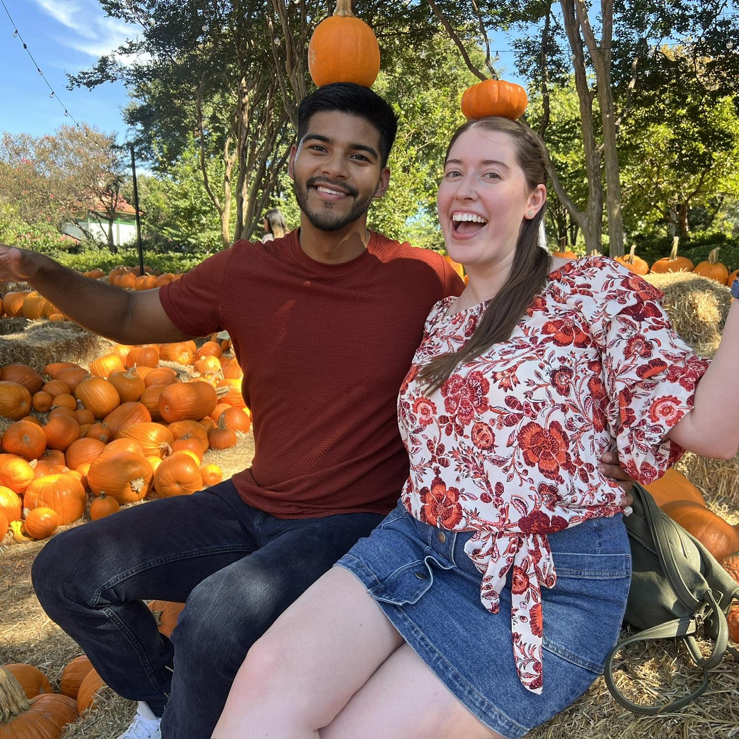 Exploring a pumpkin patch / Explorando un campo de calabazas