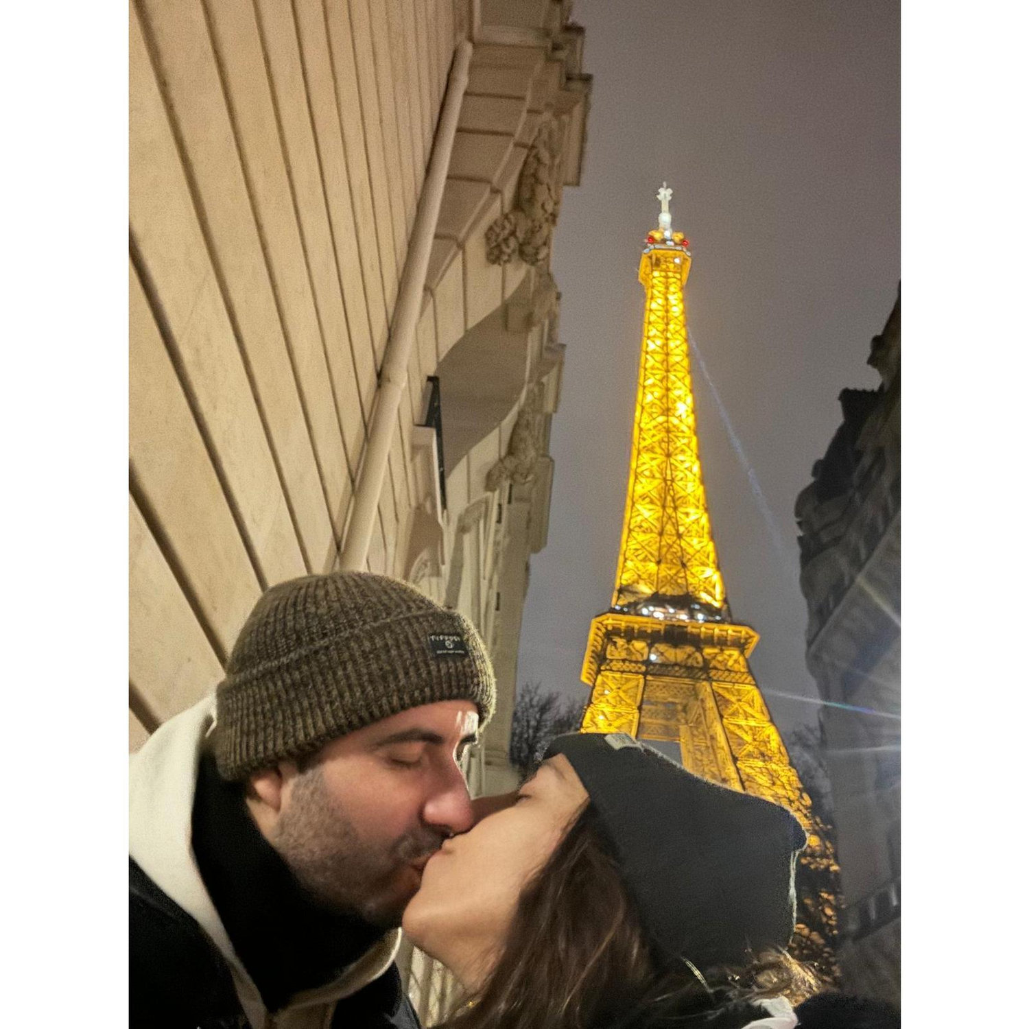 Na nossa 2ª vez em Paris não poderia faltar mais uma fotografia junto à Torre Eiffel. Também foi nesta viagem que decidimos subir à Torre e, sem querer, tornou-se o nosso Save the Date