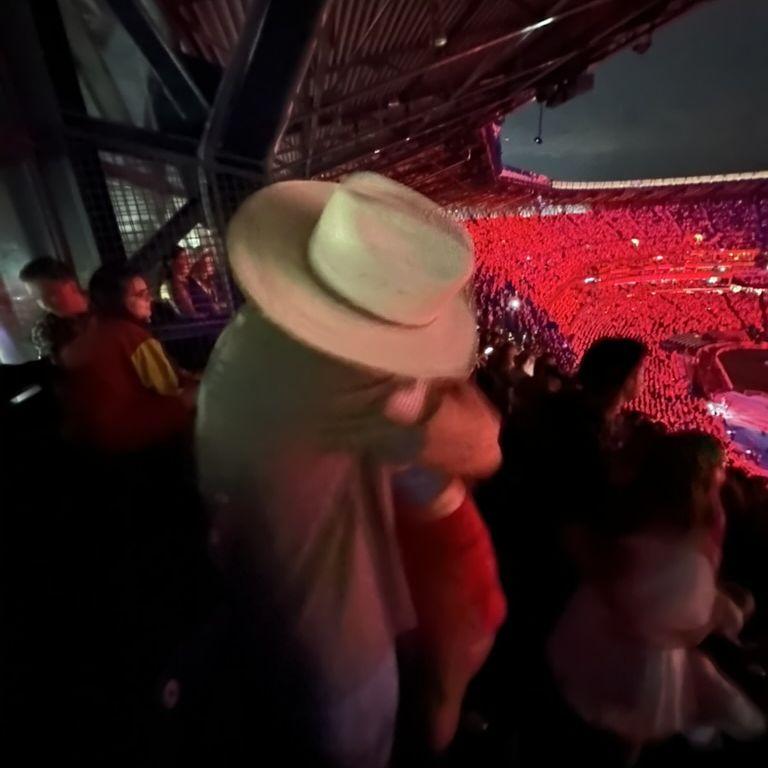 He held and danced with Kitana all night at Chris Stapleton