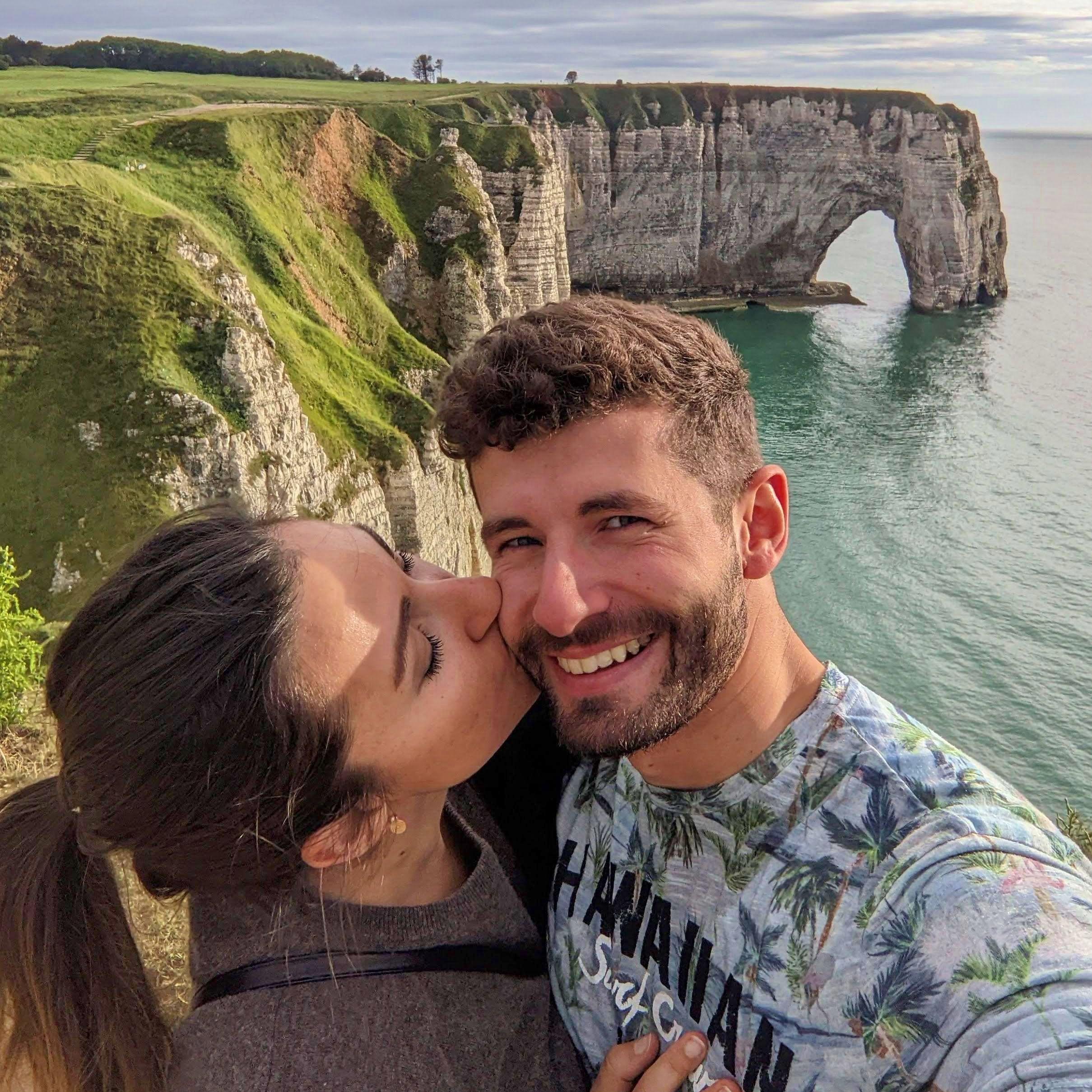 Bacio sulle scogliere di Etretat, in Normandia