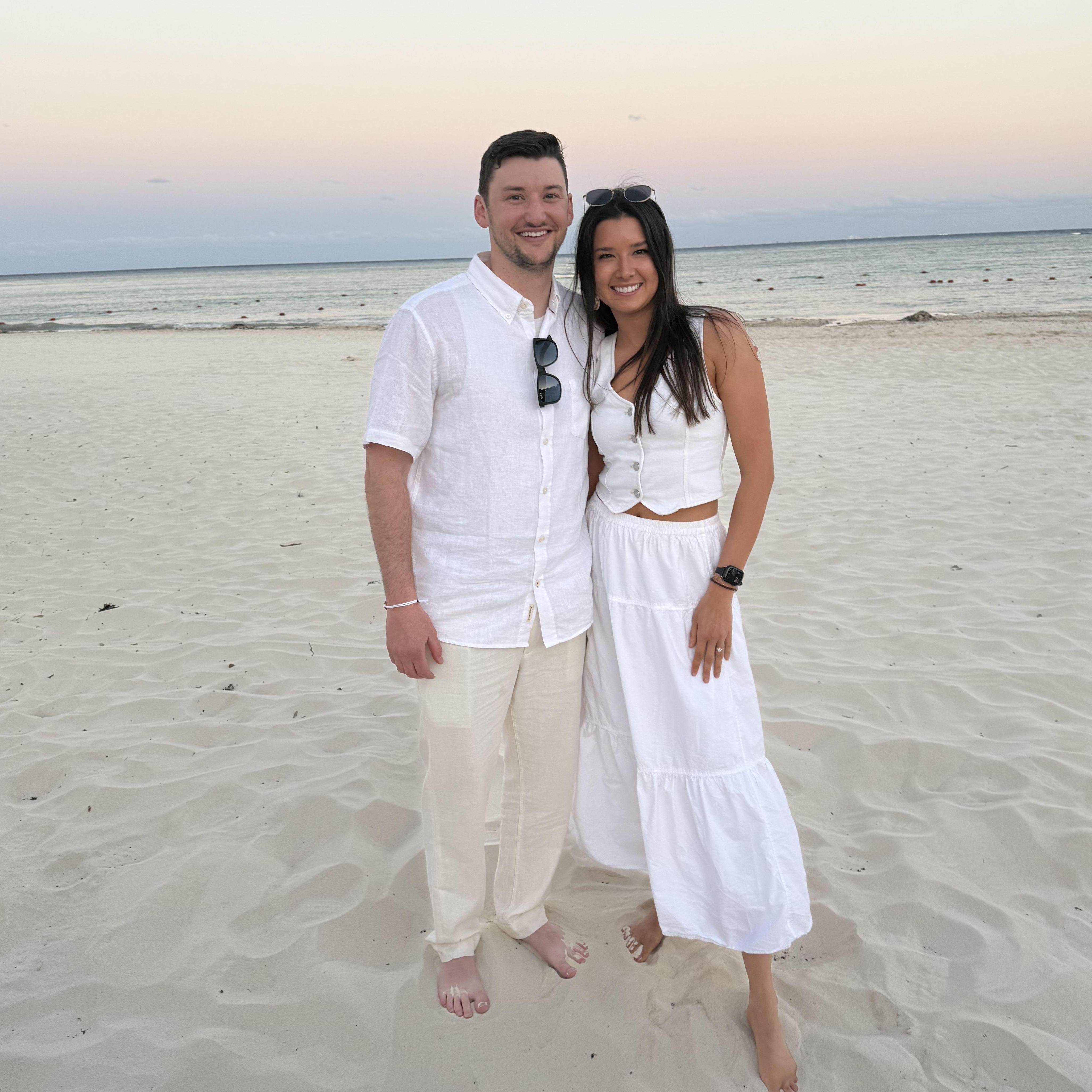 Celebrating our friend’s wedding in Mexico.

멕시코에서 친구의 결혼식을 축하해요.