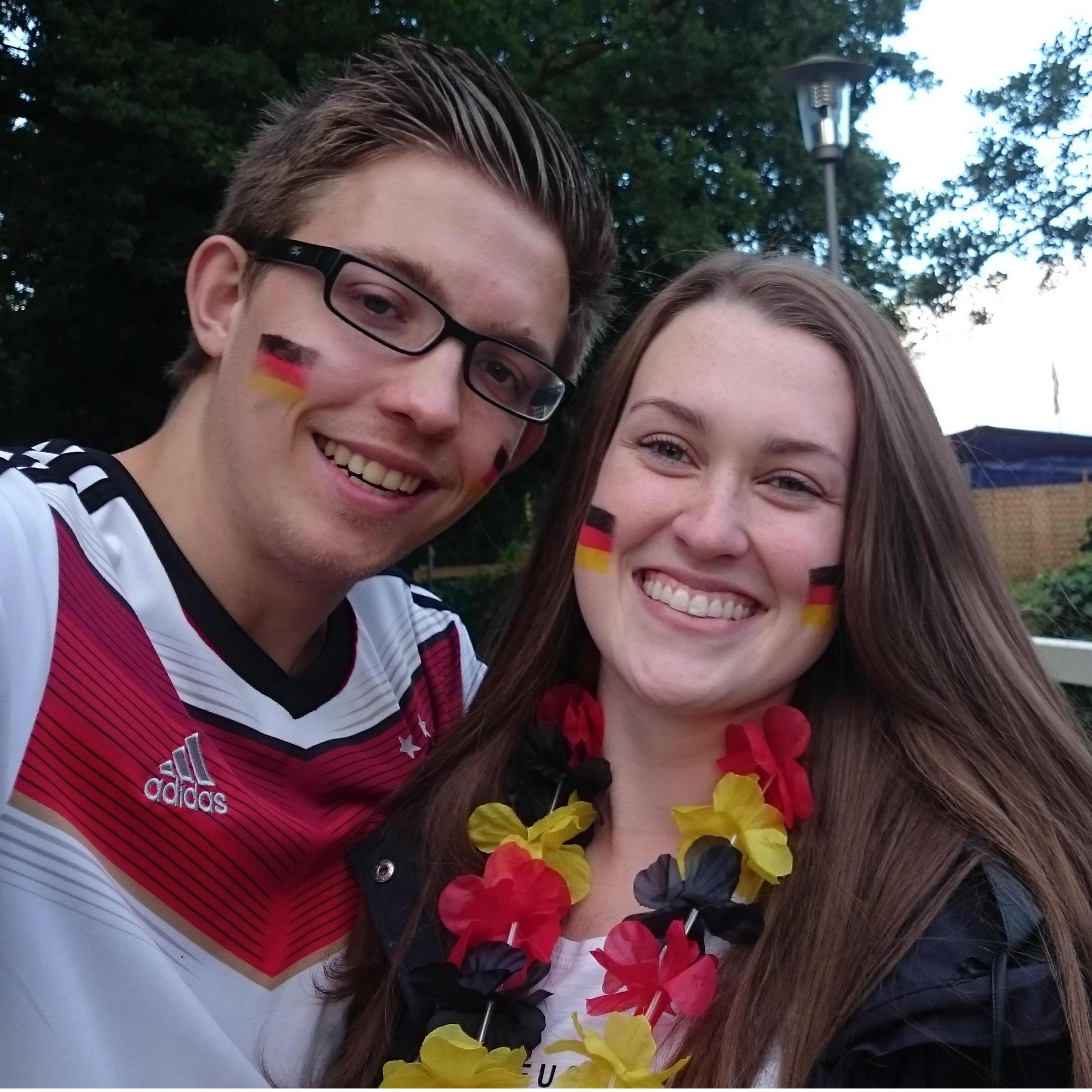 Adapting to German soccer culture.
"Auf gehts Deutschland kämpfen und siegen!" - Jubel für schwarz-rot-gold: kann sie!
Jun 2016 (EM)