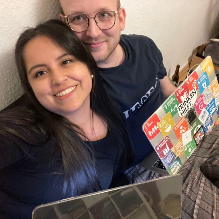 Wir haben uns bei der Arbeit kennengelernt – und schnell gemerkt, dass unsere liebste Art, Dinge zu erledigen, darin besteht, Seite an Seite zu sitzen – mit unseren Laptops und miteinander. 💛