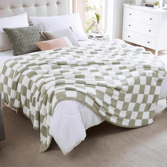 WRENSONGE Checkered Throw Blanket, Sage Green Microfiber Soft Cozy Fluffy Warm Hand Made Throw Blankets for Couch, Sofa, Chair, Bed, Camping, Picnic, Travel Lightweight Bed Blanket - 90"*108"
