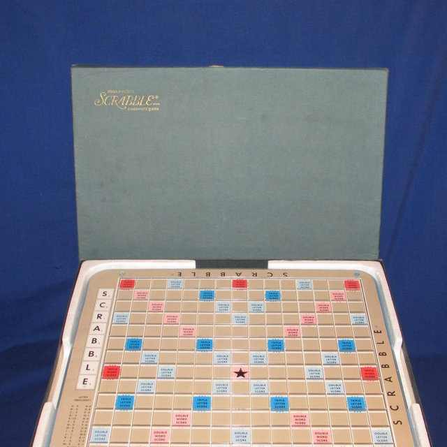 DELUXE SCRABBLE 1976 Selchow and Righter Turntable Crossword Fun