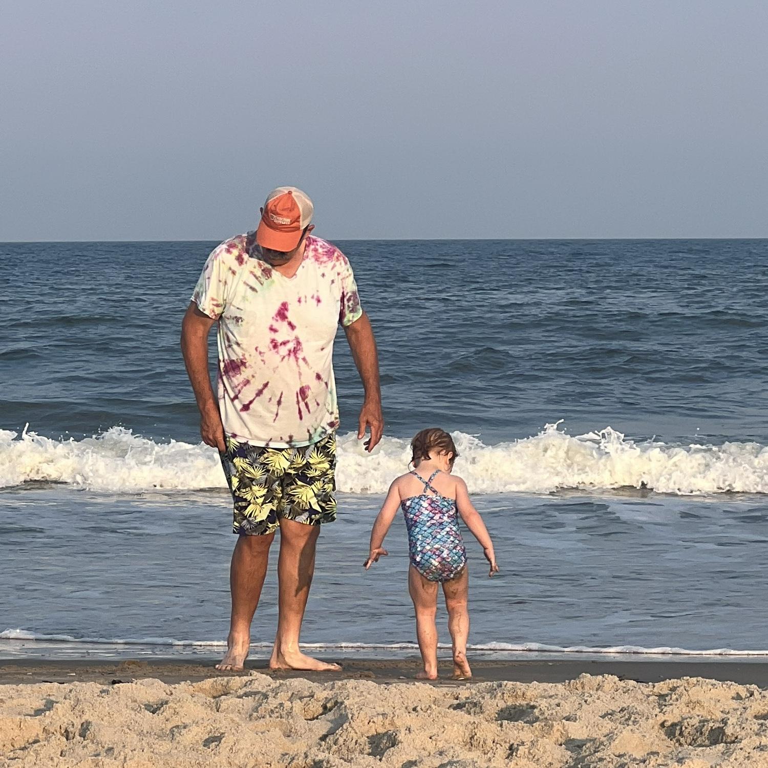 Bud and Marlowe drawing their names in the sand