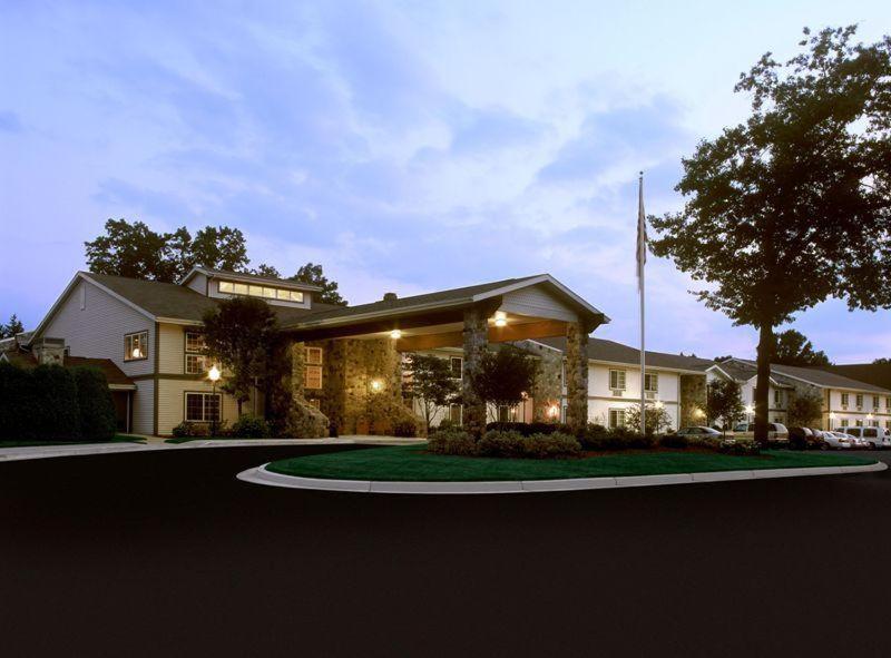 The Wedding Website of Elyse Lucas and Evan Holcomb