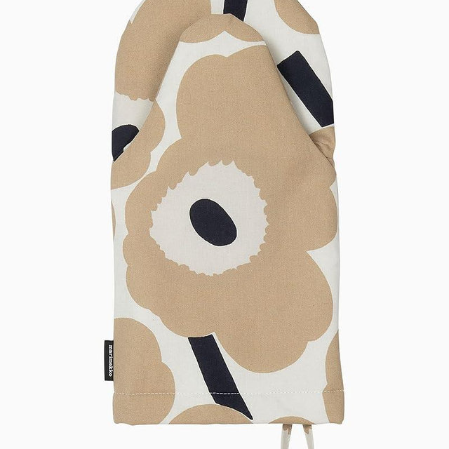 MARIMEKKO Pieni Unikko Oven Mitt with Hanging Loop – Refine Your Kitchen Décor with Our Floral Oven Mitts — Kitchen Mitts for Oven (12 in x 6 in)