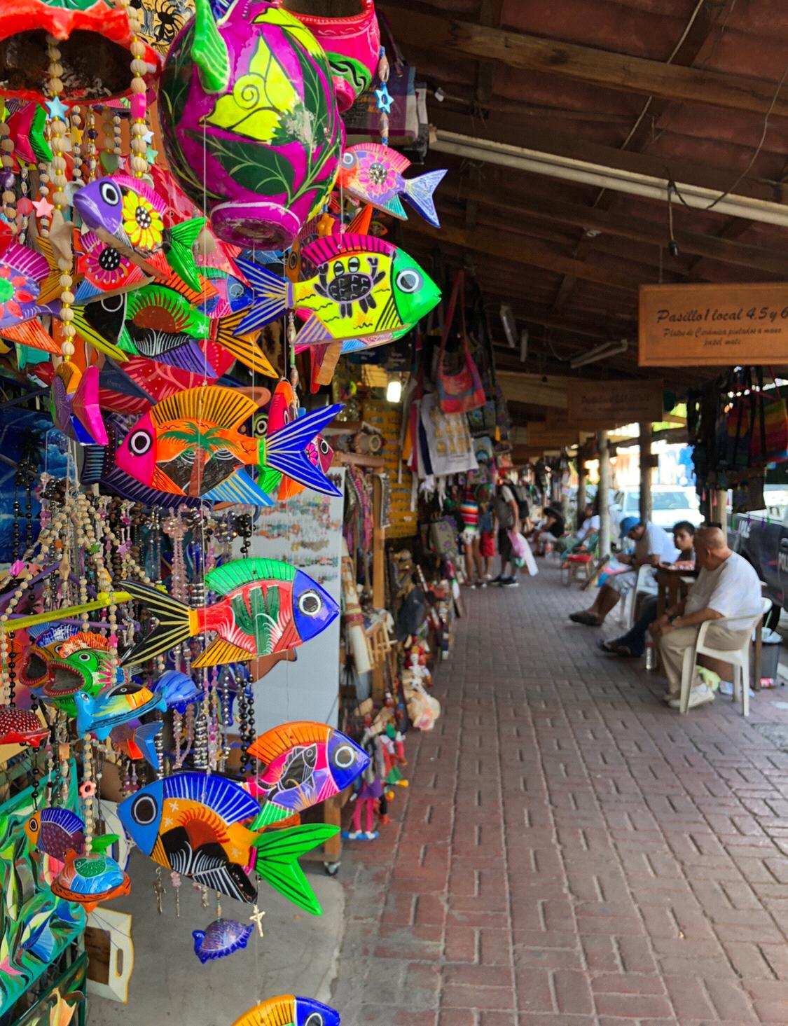You'll find pretty souvenirs in Centro de Zihuatanejo.